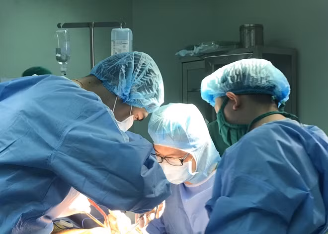 Bác BS đang phẫu thuật cho cụ Ba.