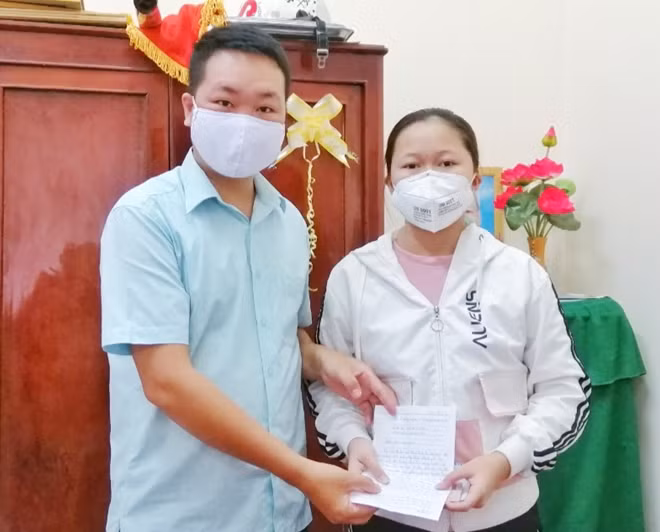 Cháu Lê Đỗ Anh Thư (bên phải), đến UBMTTQ Việt Nam tỉnh Sóc Trăng trao tiền và thư ủng hộ phòng chống dịch bệnh COVID-19.