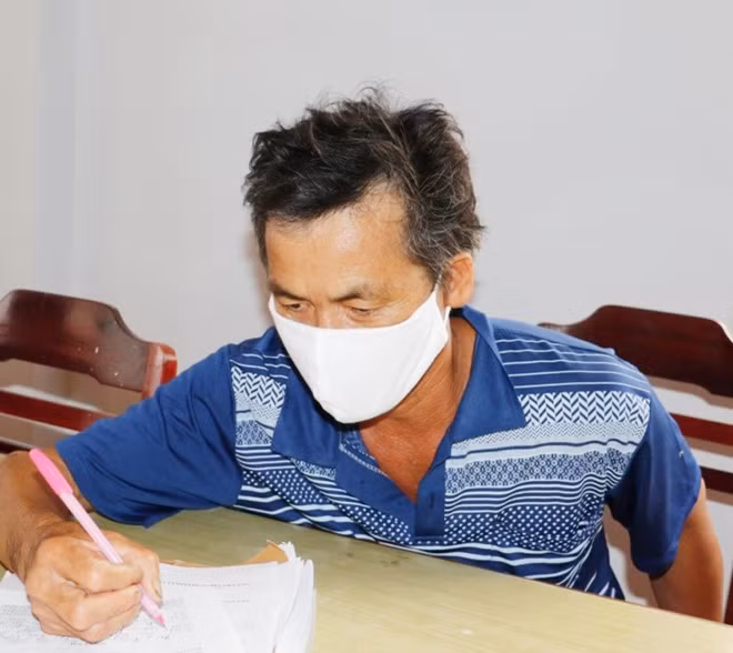 Đối tượng Hải (SN 1971), bị Công an quận Ninh Kiều khởi tố, bắt tạm giam về hành vi “chống người thi hành công vụ”.