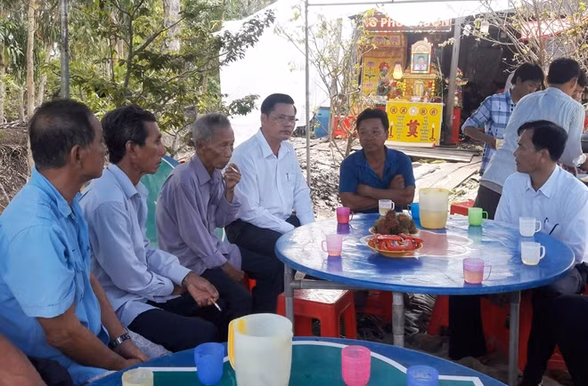 Chính quyền địa phương đến thăm hỏi, chia buồn và hỗ trợ gia đình anh Nguyễn Hoàng Anh.