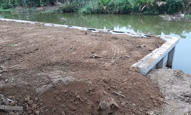 Mặt bằng lấn chiếm kênh vừa mới được san ủi.