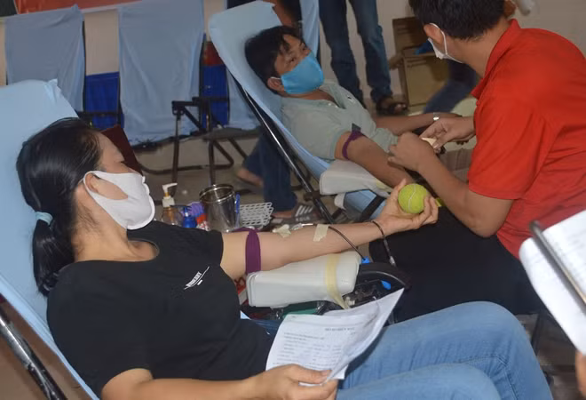 Giáo viên địa phương tham gia hiến máu tình nguyện đợt 2 năm 2020.