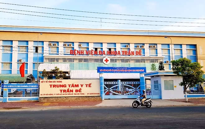 Bệnh viện huyện Trần Đề - nơi điều trị cho hai thủy thủ gặp nạn.