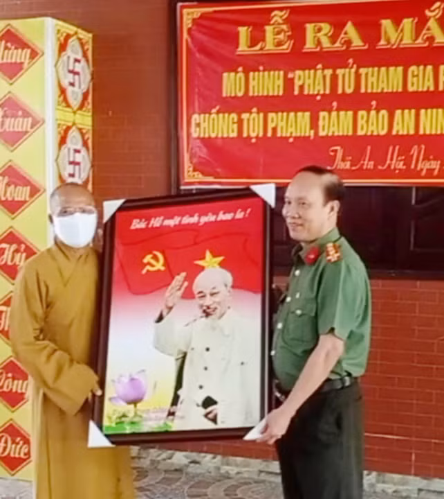 Đại tá Phạm Quốc Việt, Phó Giám đốc Công an tỉnh Sóc Trăng, tặng ảnh Bác Hồ cho chùa Thiên Thới. Đại tá Phạm Quốc Việt, Phó Giám đốc Công an tỉnh Sóc Trăng, tặng ảnh Bác Hồ cho chùa Thiên Thới.