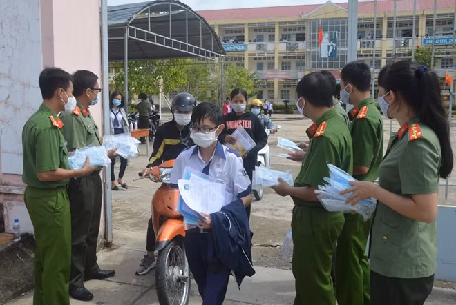 Công an huyện Mỹ Tú (Sóc Trăng), phát khẩu trang cho các TS đi thi.