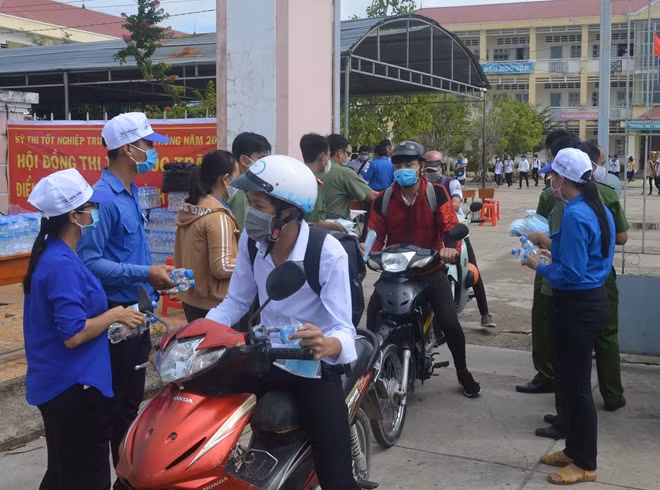 Và phát nước suối cho TS đi thi.