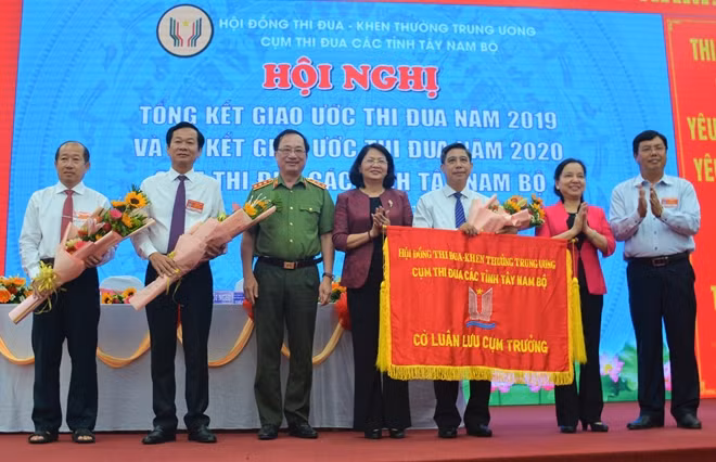 Phó Chủ tịch nước Đặng Thị Ngọc Thịnh, trao Cờ luân lưu Cụm trưởng cho tỉnh Hậu Giang.