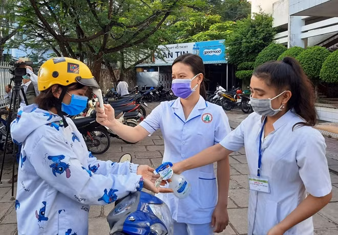Các TS được đo thân nhiệt, rửa tay sát khuẩn trước khi vào phòng thi.