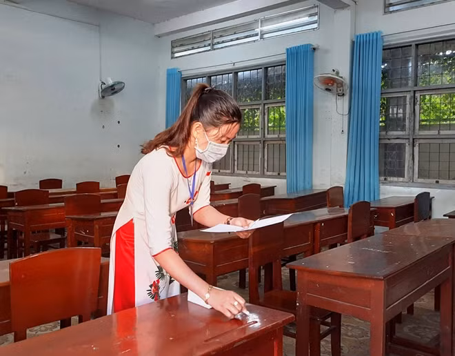 Cán bộ coi thi đánh số báo danh.