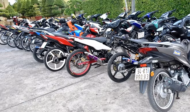 Nhóm đối tượng tụ tập đua xe trái phép cùng tang vật.