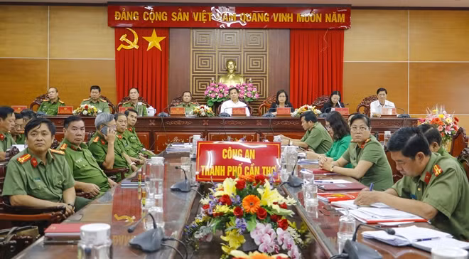 Công an TP Cần Thơ tham dự hội nghị trực tuyến phòng chống dịch bệnh COVID-19 do Bộ Công an tổ chức.