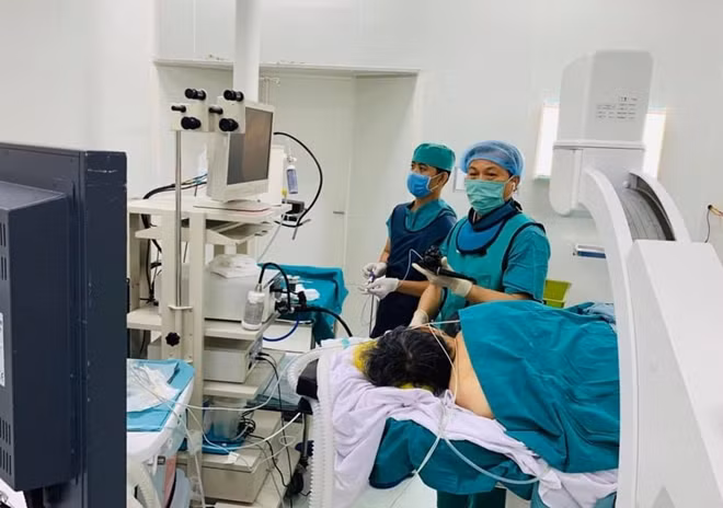 Các BS đang nội soi mật tụy người dòng cho cụ B.