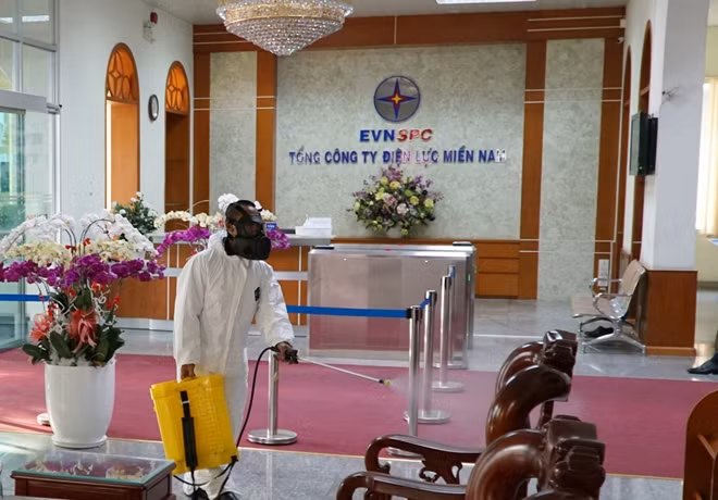 Vệ sinh, phun thuốc diệt khuẩn toàn bộ văn phòng làm việc.