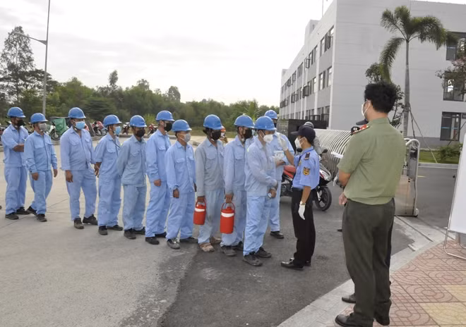 Kiểm tra thân nhiệt cán bộ, công nhân viên tại Nhà máy đốt rác thải sinh hoạt phát điện (huyện Thới Lai, TP Cần Thơ).