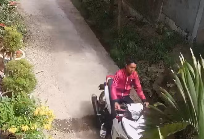Camera an ninh ghi lại hình ảnh Luân trộm xe máy.