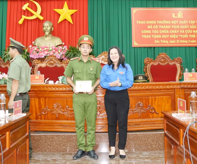 Thượng sỹ Lê Hoàng Khang (Phòng Cảnh sát PCCC&CNCH), được Trung ương Đoàn trao tặng Huy hiệu "Tuổi trẻ dũng cảm".