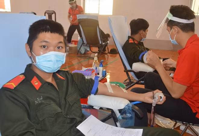 Các chiến sỹ nghĩa vụ tham gia hiến máu tình nguyện.
