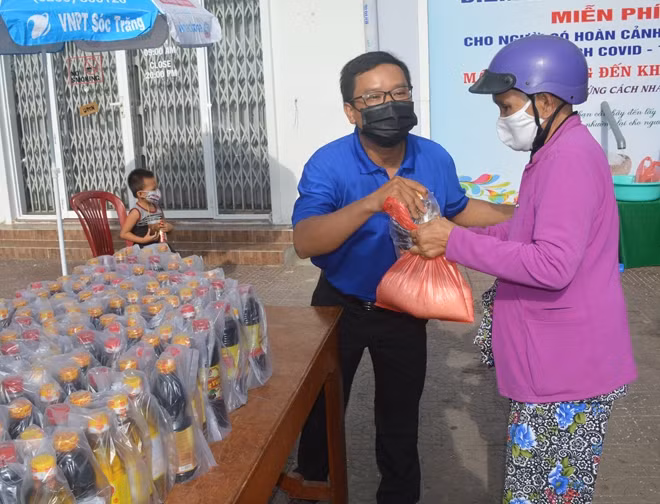 Và được tặng thêm nước tương, dầu ăn...