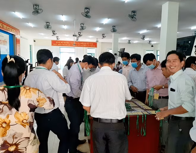 Cán bộ coi thi phân nhận nhiệm vụ.