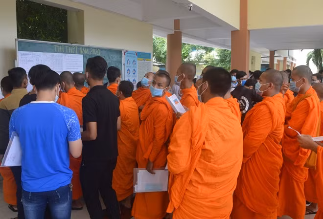 Các thí sinh là Tăng sinh đến làm thủ tục dự thi.