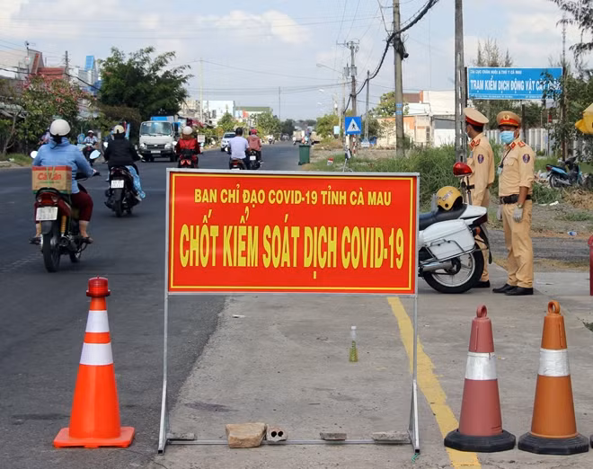 Công an tỉnh Cà Mau lập 4 chốt kiểm soát ra vào tỉnh để phòng chống dịch bệnh COVID-19.