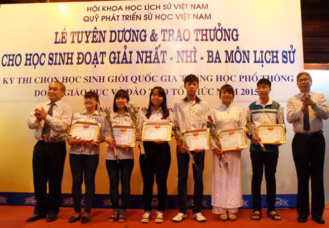 Thứ trưởng Bộ GD – ĐT Nguyễn Vinh Hiển trao phần thưởng và bằng khen cho các em đạt giải nhất quốc gia Lịch sử. Thứ trưởng Bộ GD – ĐT Nguyễn Vinh Hiển trao phần thưởng và bằng khen cho các em đạt giải nhất quốc gia Lịch sử.
