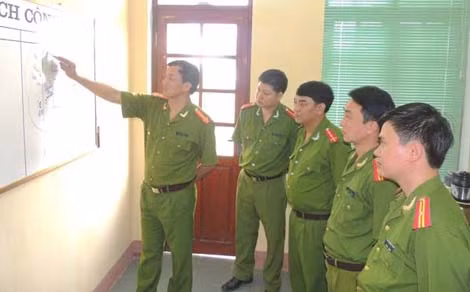 Đại tá Nguyễn Minh Tiến và đồng đội trao đổi kế hoạch phá án. Đại tá Nguyễn Minh Tiến và đồng đội trao đổi kế hoạch phá án.