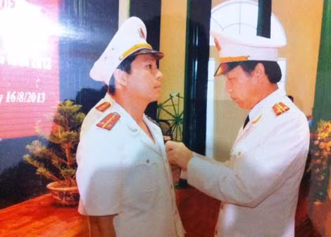 Đại tá Sùng A Hồng, Giám đốc Công an tỉnh Điện Biên trao Huân chương Chiến công hạng ba tặng Đại úy Hoàng Ngọc Sơn. Đại tá Sùng A Hồng, Giám đốc Công an tỉnh Điện Biên trao Huân chương Chiến công hạng ba tặng Đại úy Hoàng Ngọc Sơn.