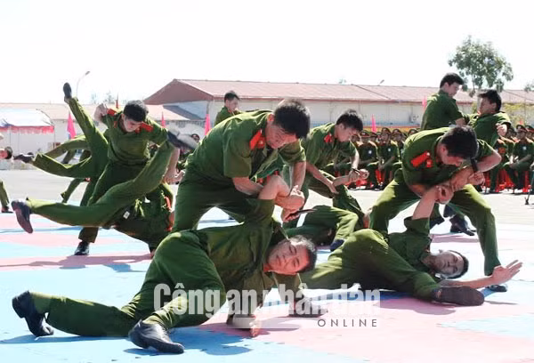 Màn trình diễn khống chế đối tượng có dao bằng tay không.