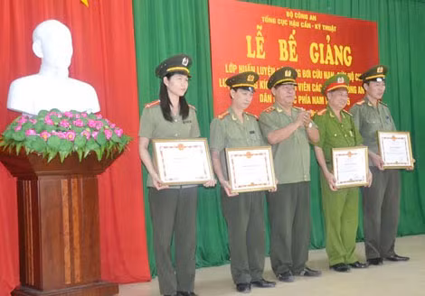 Trao bằng khen Bộ Công an cho các học viên.