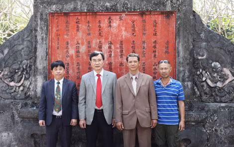 Võ sư Huỳnh Quốc Hùng (thứ hai từ phải qua) và Tiến sĩ Ngữ Duy Anh - Vụ trưởng Vụ Công tác Học sinh Sinh viên Bộ Giáo dục và Đào tạo (thứ hai từ trái qua) thăm viếng lăng mộ cụ tổ võ phái Nam Huỳnh Đạo: Kiến Xương Quận công Nguyễn Huỳnh Đức.