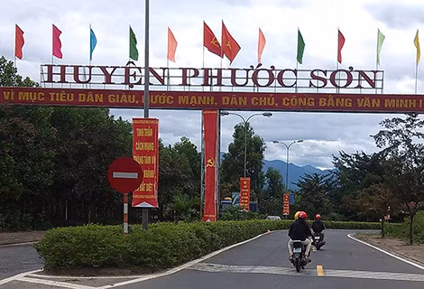 Đường vào “thị trấn vàng” Khâm Đức - Phước Sơn.