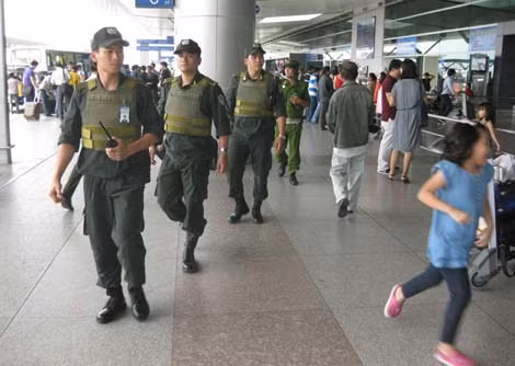 Công an và An ninh sân bay phối hợp tuần tra, giữ gìn trật tự trong khu vực sân bay.