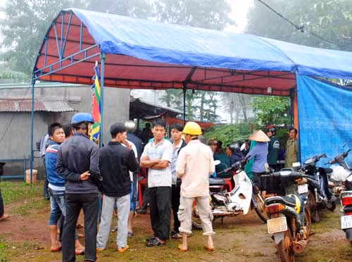 Người dân tổ chức tang lễ cho một nạn nhân.