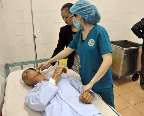 Các BS đang thăm khám cho một nạn nhân.