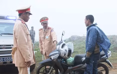 Lực lượng Cảnh sát Giao thông Công an Sơn La nhắc nhở các lái xe bật đèn và kiểm tra thiết bị an toàn khi đi qua đoạn đường nhiều sương mù.