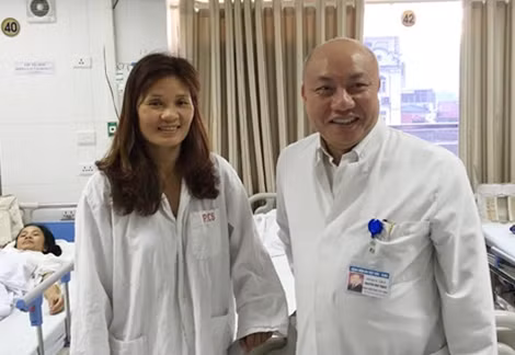 PGS.TS Nguyễn Văn Thạch và bệnh nhân N.T.H. sau 4 ngày phẫu thuật thành công.