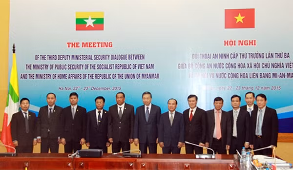 Các đại biểu chụp ảnh lưu niệm.