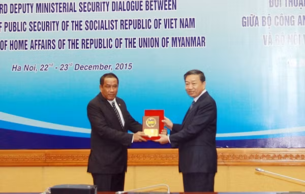 Thứ trưởng Bộ Công an Việt Nam Tô Lâm và Thứ trưởng Bộ Nội vụ Myanma Kyaw Kyaw Tun tặng quà lưu niệm.