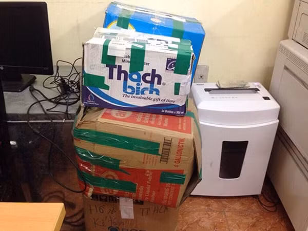 Các đối tượng và tang vật thu giữ trong đường dây đánh bạc.