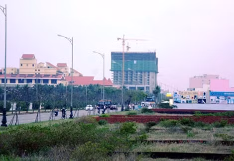 Những lô đất biệt thự nằm sát sân bay Nước Mặn, cách vài chục bước chân là 2 dự án quy mô lớn và nhiều tầng của Silver Shores Hoàng Đạt.
