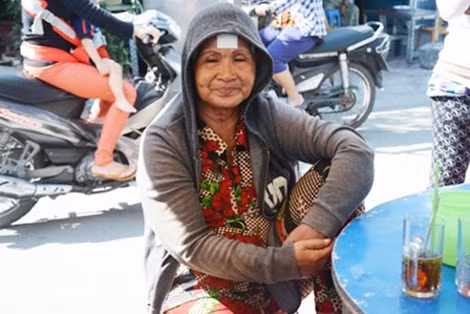 Bà Lắm, mẹ nạn nhân đau xót trước cái chết oan uổng của con gái.