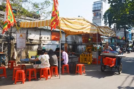 Đám tang của nạn nhân xấu số diễn ra ngay bên lề đường.