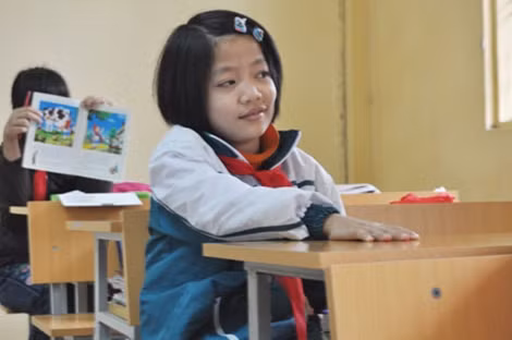 Bé Bàn Thị Thanh Trúc luôn được cô Thủy quan tâm đặc biệt vì hoàn cảnh thương tâm.