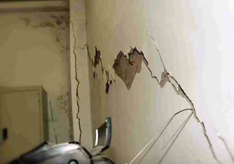 Một nhà dân bị nứt.
