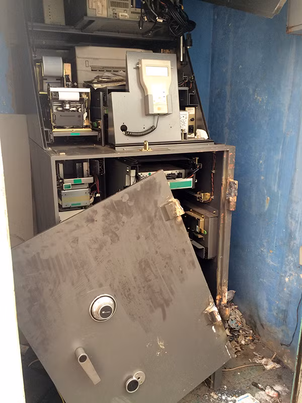 Trụ ATM bị cắt phá.