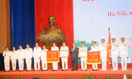 Phó Thủ tướng Nguyễn Xuân Phúc trao danh hiệu Anh hùng Lao động tặng Viện KSND TP Hà Nội và Viện KSND tỉnh Quảng Ninh.