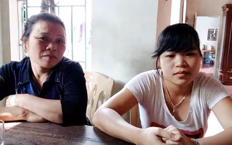 Chị Trần Thị Ninh và con gái Phan Thị Trang vui mừng khi Trang được bố trí công việc hợp lý, gần nhà.