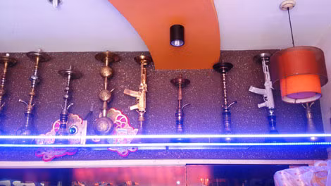 Bình hút shisha trưng bày trong một quán cà phê.