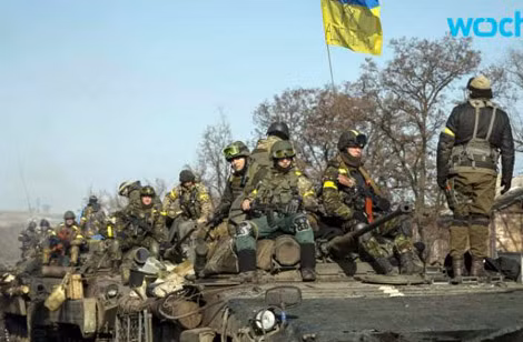 Quân đội chính phủ và lực lượng chống đối ở miền Đông Ukraine đến nay vẫn chưa rút hết vũ khí hạng nặng ra khỏi khu vực chiến sự theo đề xuất trong thỏa thuận Minsk. Ảnh: Wochit.